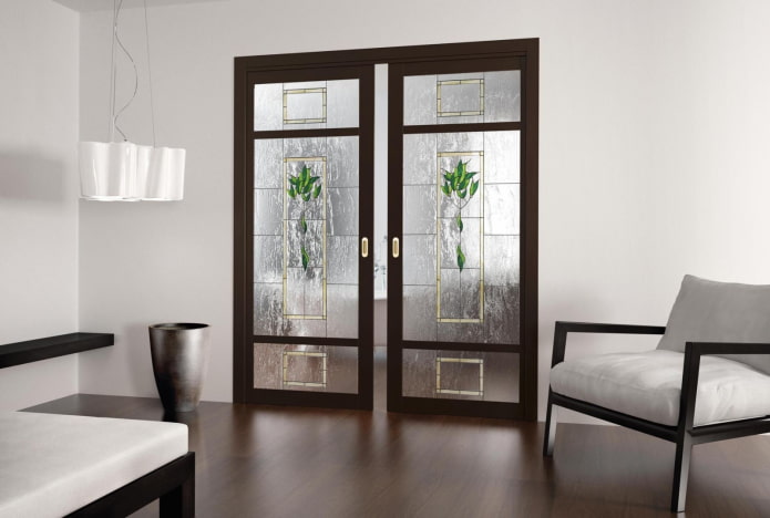Portes de compartiment avec vitrail à l'intérieur