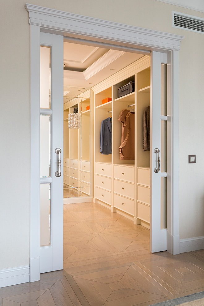 Portes de compartiment dans l'intérieur de l'armoire