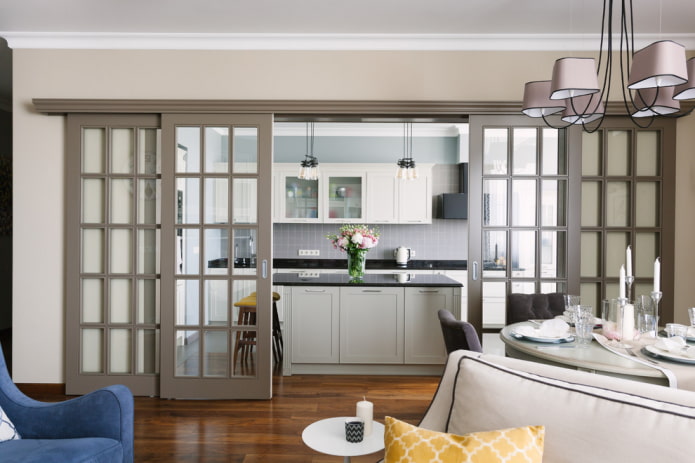Portes de compartiment grises à l'intérieur