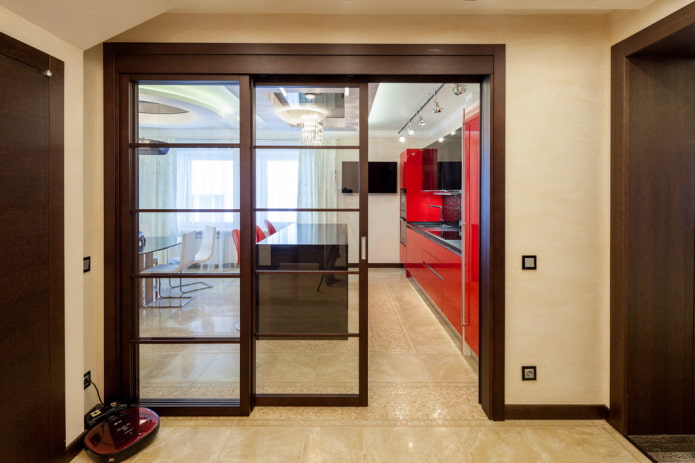 Portes de compartiment à l'intérieur du couloir