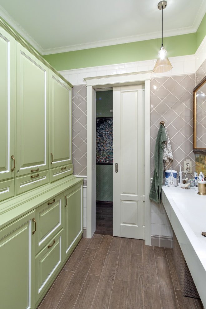 Portes de compartiment dans la salle de bain