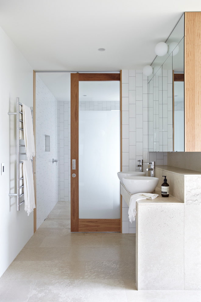 Portes de compartiment dans la salle de bain