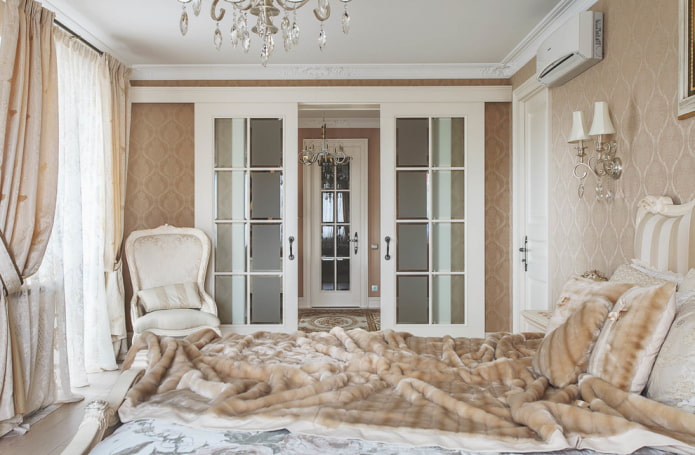 portes de compartiment dans l'intérieur de la chambre