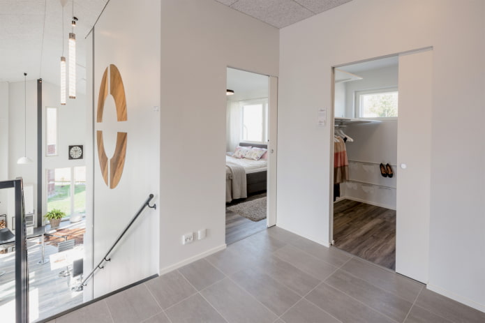 Portes de compartiment dans le mur à l'intérieur