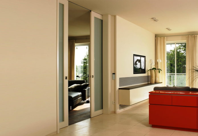 Portes de compartiment dans le mur à l'intérieur