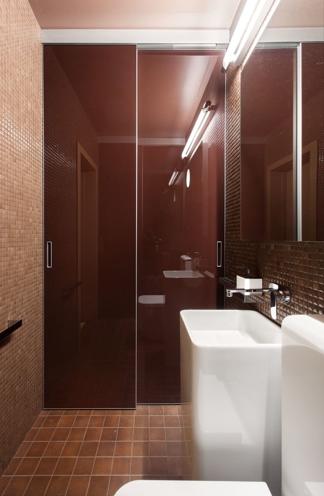 Portes de compartiment à l'intérieur d'une salle de bain