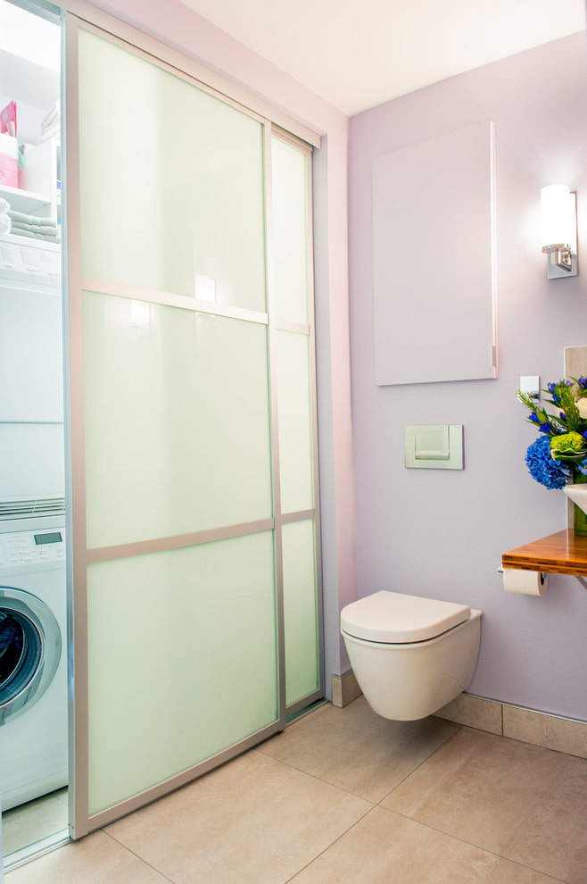 Portes de compartiment à l'intérieur d'une salle de bain