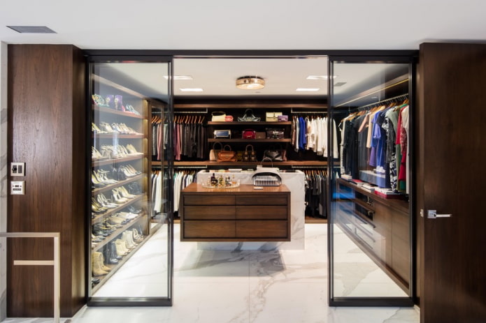 Dressing avec portes vitrées à l'intérieur