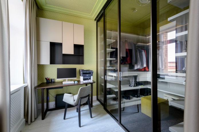 Dressing avec portes vitrées à l'intérieur