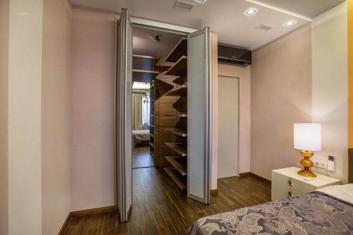 Dressing avec portes pliantes à l'intérieur