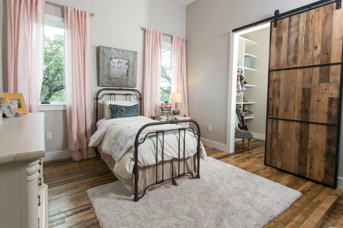 Aménagement dressing dans une chambre d'enfant