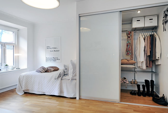 dressing dans une niche à l'intérieur d'une chambre