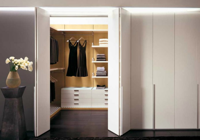 Dressing avec portes pliantes à l'intérieur