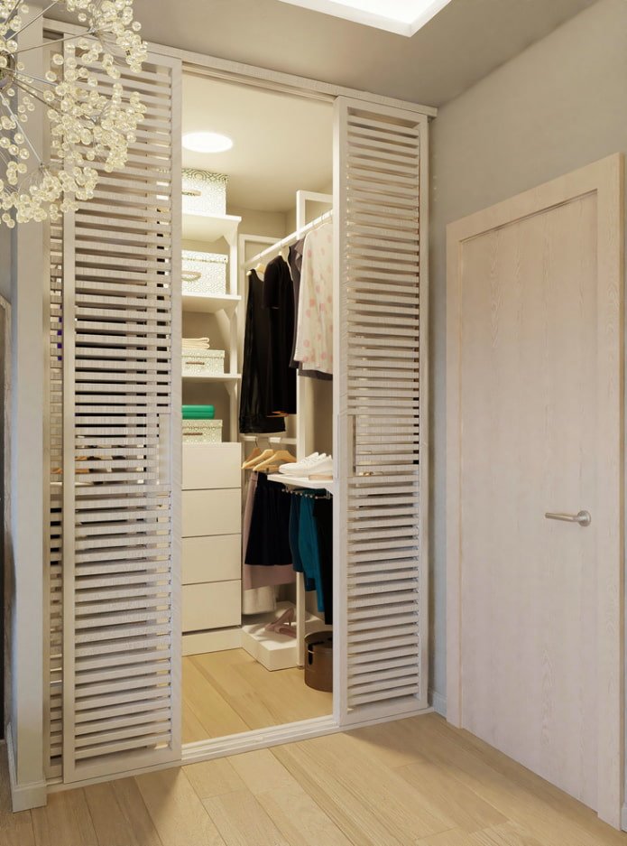Dressing avec portes à persiennes dans une chambre