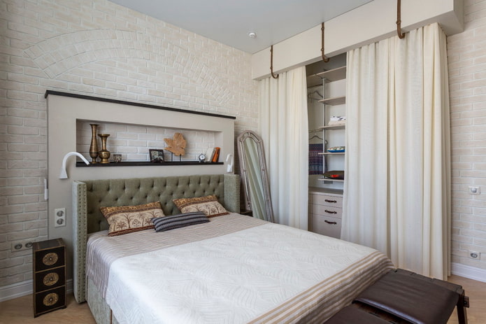 dressing derrière le rideau dans la chambre