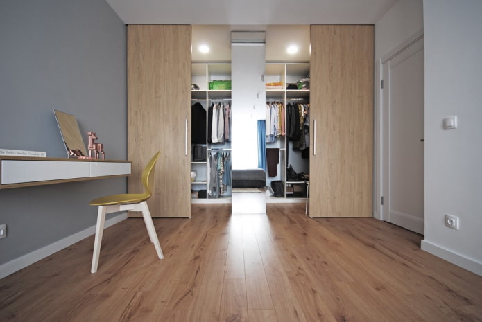 Dressing avec portes coulissantes à l'intérieur