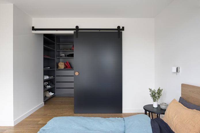dressing avec une porte mate à l'intérieur de la chambre