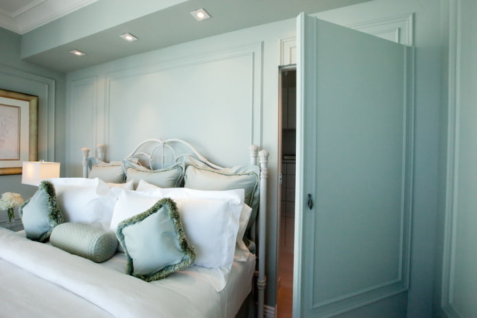 dressing avec une porte cachée à l'intérieur