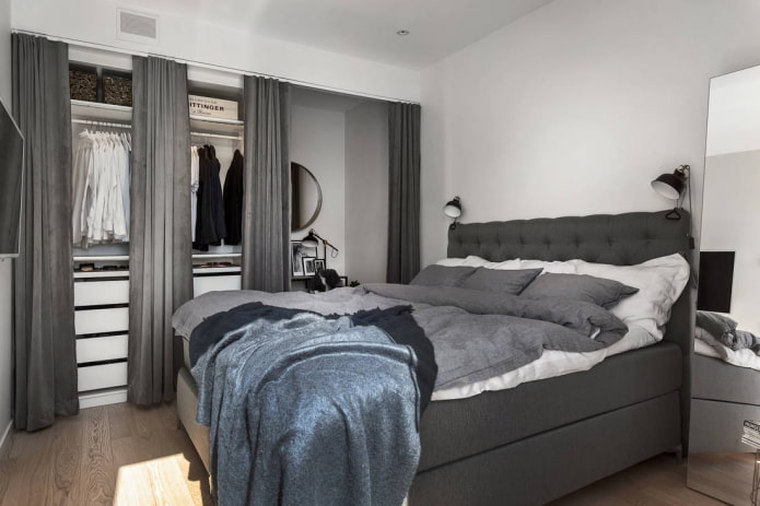 dressing avec panneaux textiles dans une niche à l'intérieur