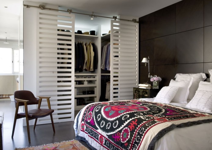 dressing avec portes en plastique dans une chambre