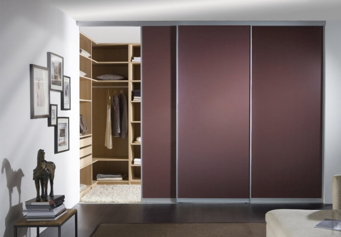 dressing avec portes triples à l'intérieur