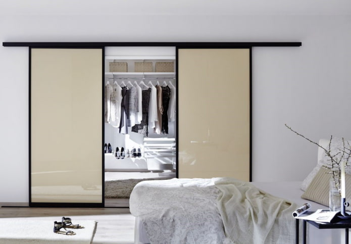 Dressing avec portes beiges à l'intérieur