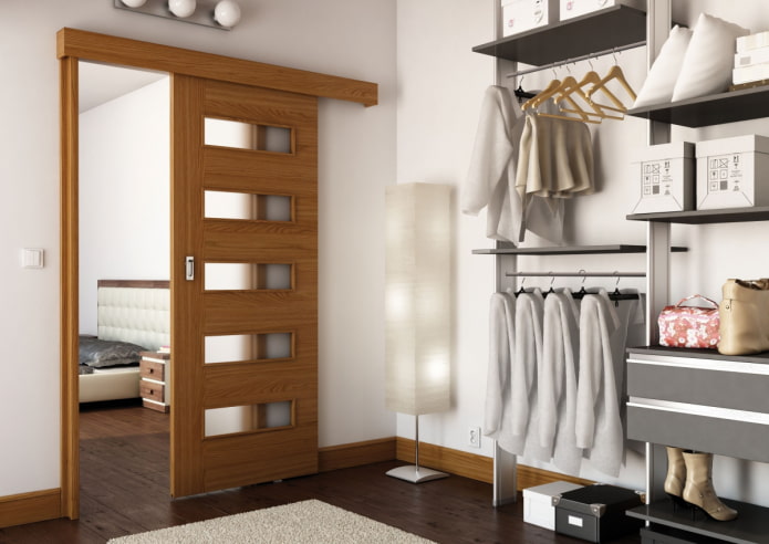 Dressing avec portes marron à l'intérieur