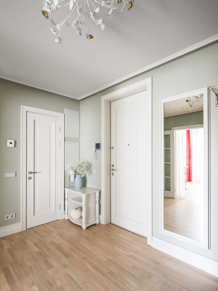 Portes blanches à l'intérieur du couloir