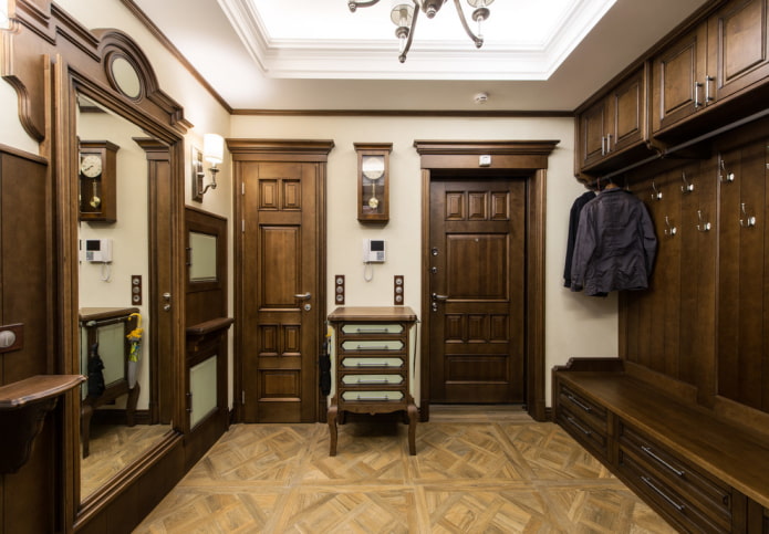 Portes marron à l'intérieur du couloir
