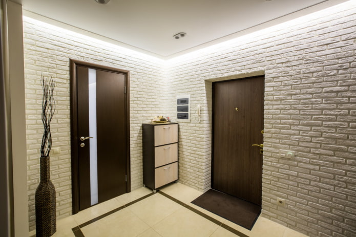 portes marron à l'intérieur du couloir