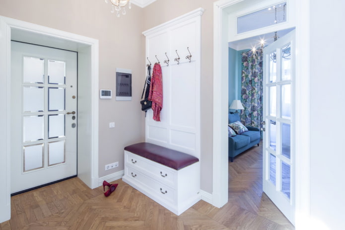 portes battantes dans l'intérieur du couloir
