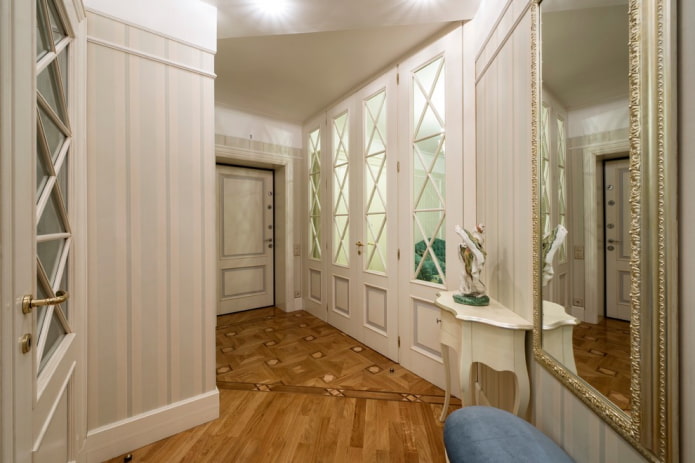 portes à l'intérieur du couloir de style classique