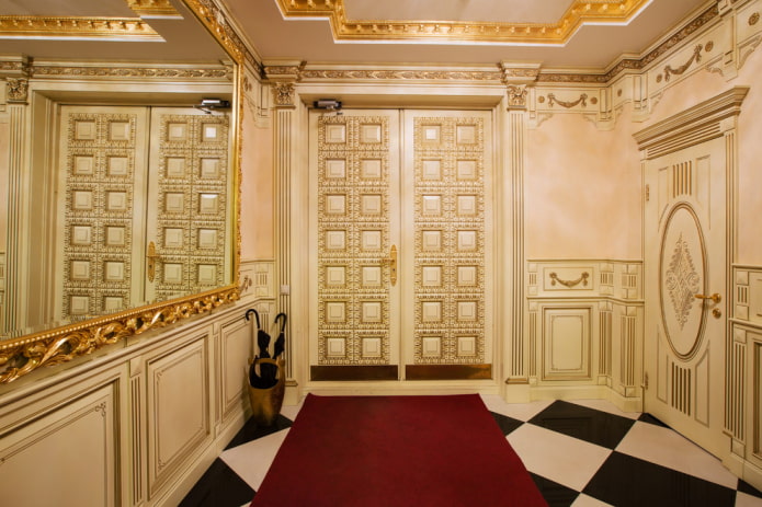 portes à l'intérieur du couloir de style classique