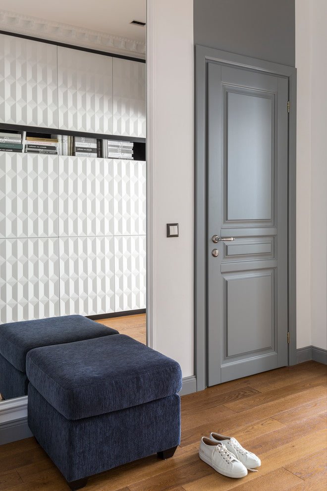 Porte grise dans un couloir