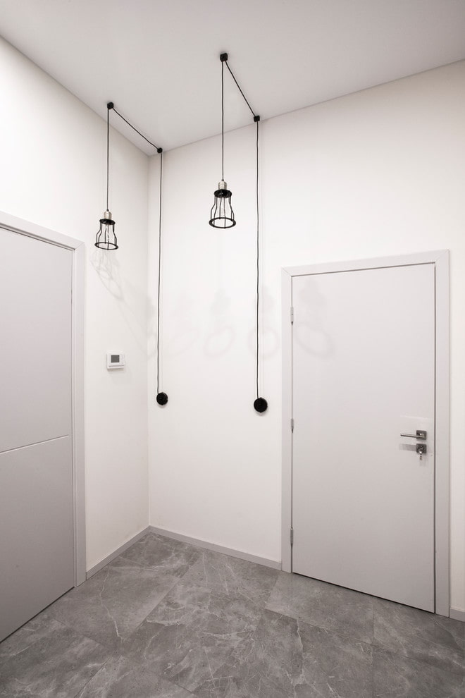 gris Portes dans le couloir
