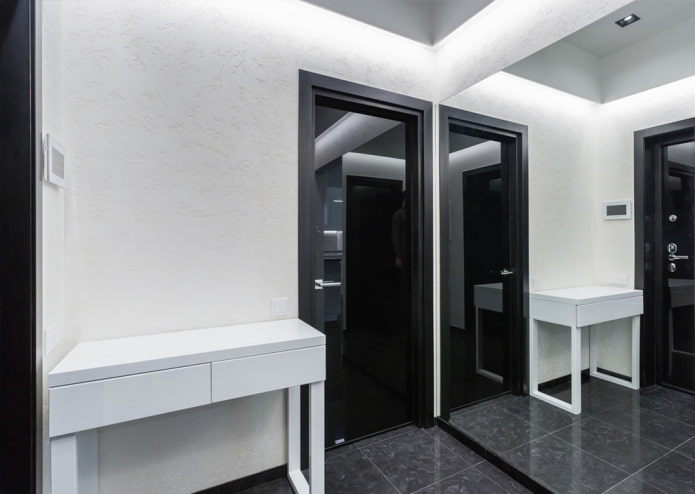 Portes noires à l'intérieur du couloir