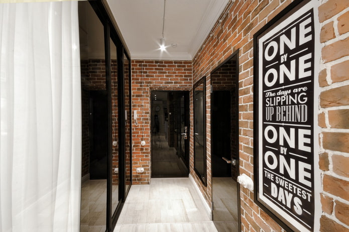 Portes noires à l'intérieur du couloir