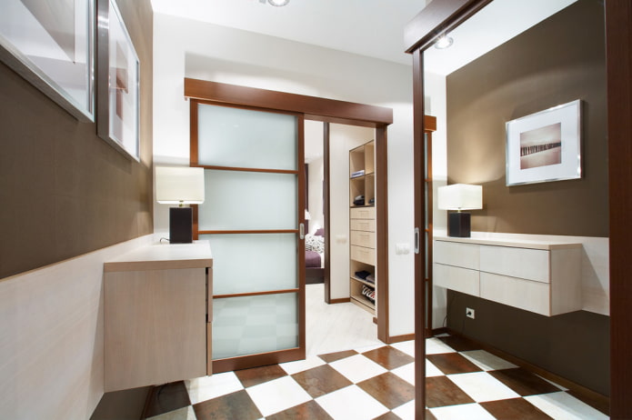 portes coulissantes dans un couloir intérieur