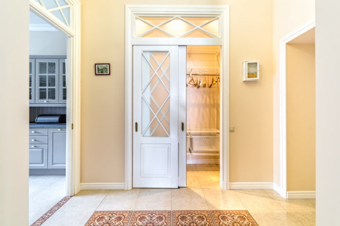 portes coulissantes dans un couloir intérieur
