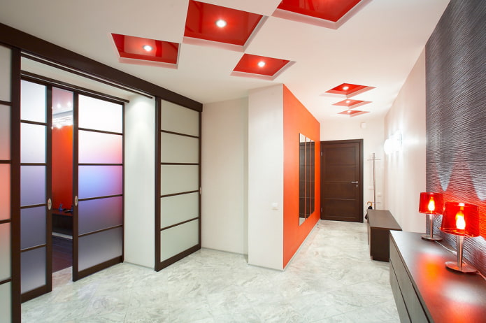 portes coulissantes dans un couloir intérieur