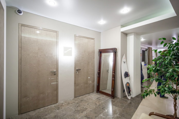Portes beiges à l'intérieur du couloir