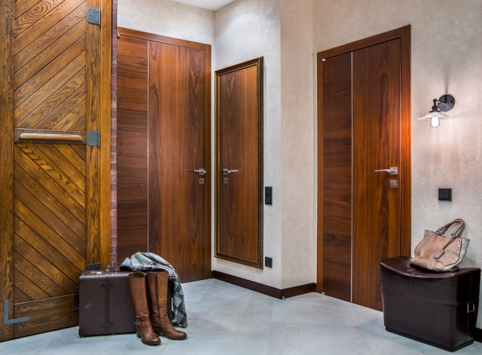 Combinaison de portes et de murs à l'intérieur du couloir