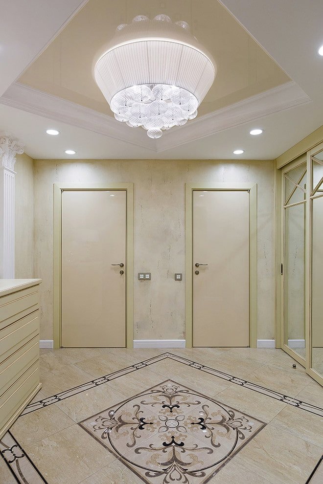 Portes beiges dans le couloir