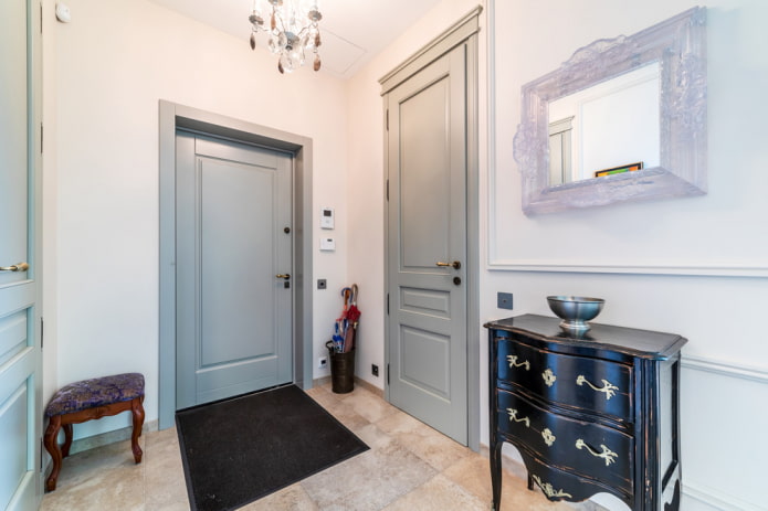 Portes grises dans le couloir