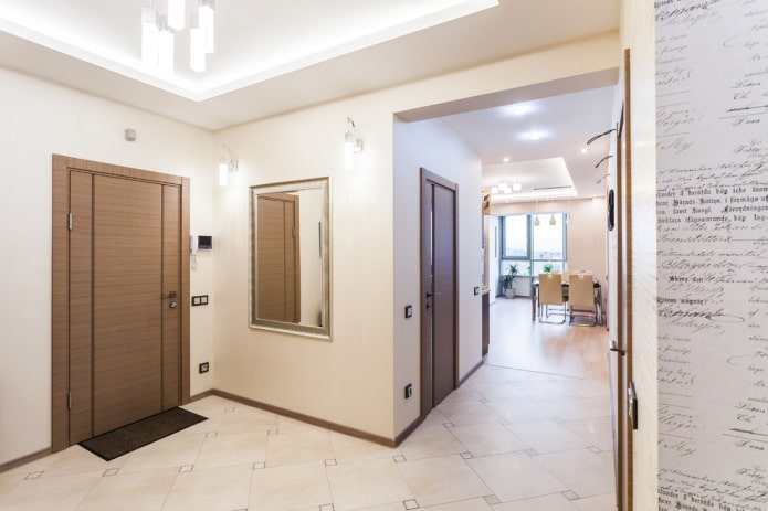 combinaison de portes avec un socle à l'intérieur du couloir