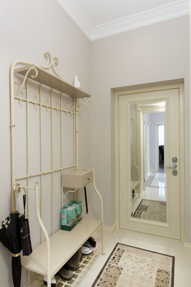 Porte avec miroir à l'intérieur du couloir