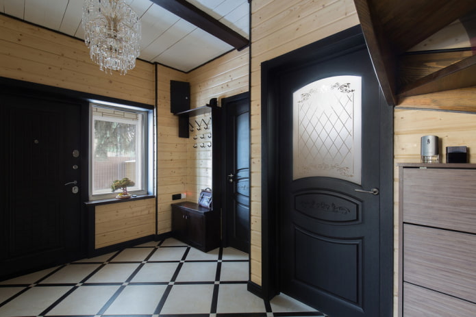 Portes noires à l'intérieur du couloir