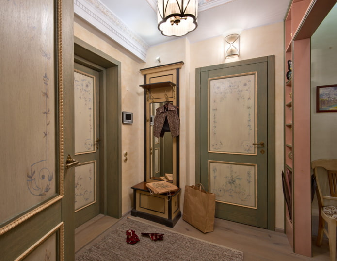 portes à motifs dans un couloir