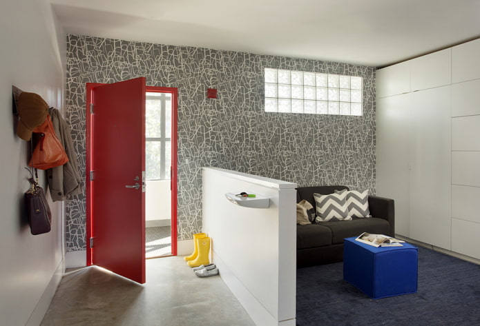 porte rouge dans l'intérieur du couloir