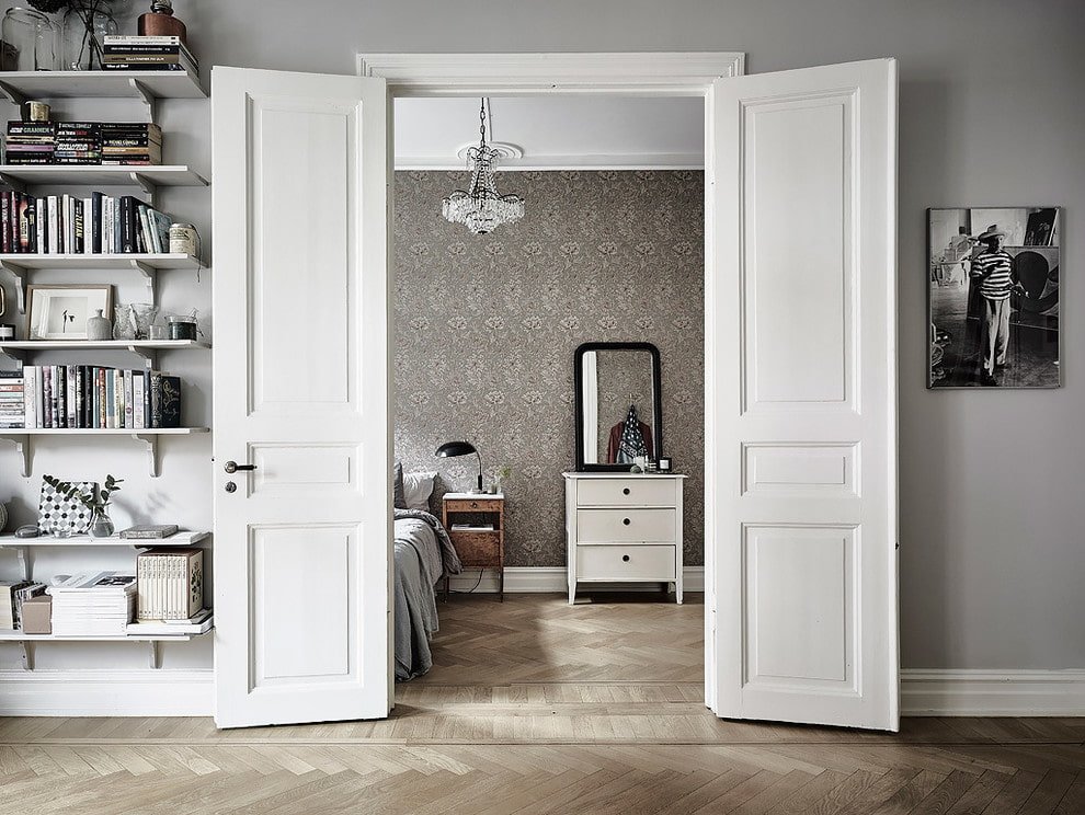 portes blanches de la chambre